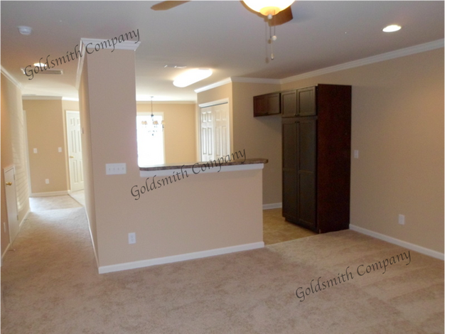 Building Photo - "Spacious 3-Bedroom Townhouse with 2.5 Bat...