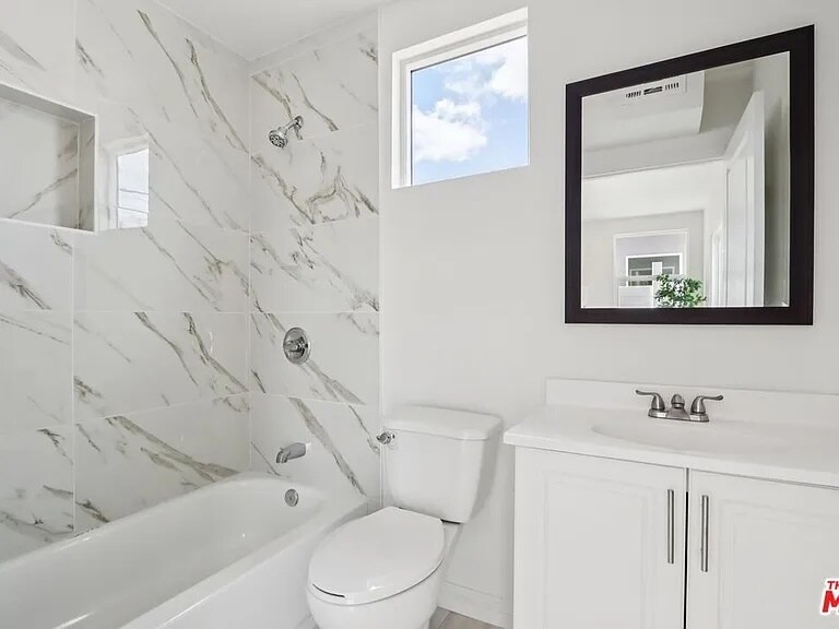 Building Photo - 1673 E 111th St