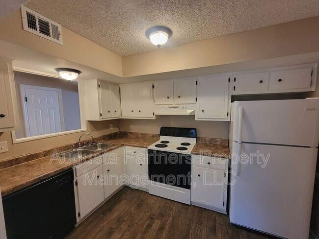 Building Photo - 2309 Creekview Dr