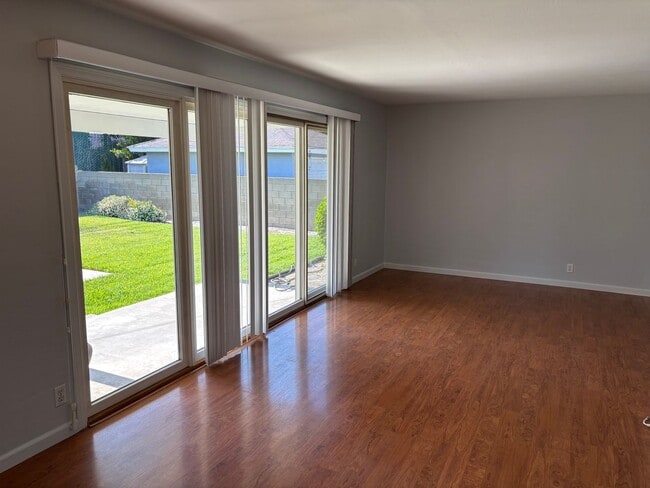 Building Photo - NICE 2 Bedroom Home with Large Enclosed Ya...
