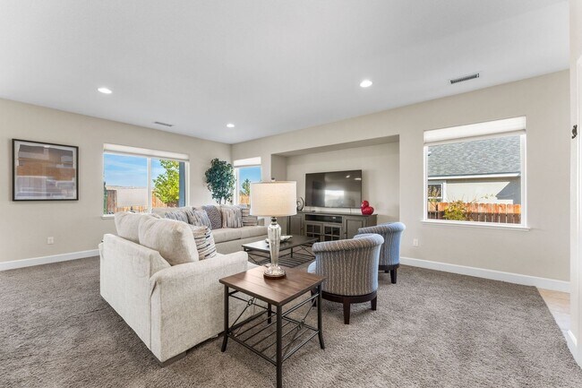 Building Photo - FULLY FURNISHED home available now.