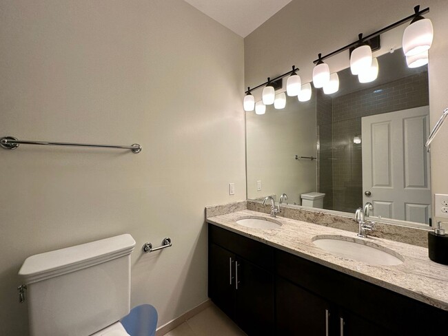 Building Photo - Charming  2Bed/2Bath in Patterson Park