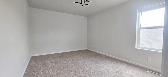 Building Photo - 640 Vickie Ln N