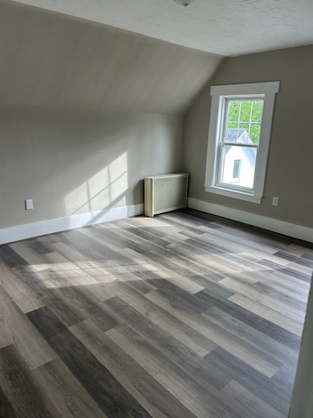 Building Photo - 29-31-31 Stone St