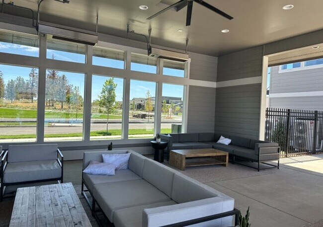 Building Photo - Beautiful 3 bdrm end unit townhome with side yard available in Petrosa.