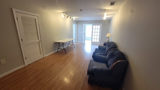 Building Photo - Fantastic three-bedroom three, three-bathr...