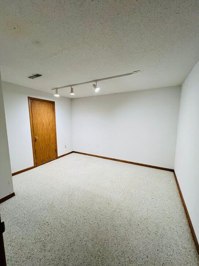 Building Photo - 4 Bedroom 2 Bath Duplex in Iowa City