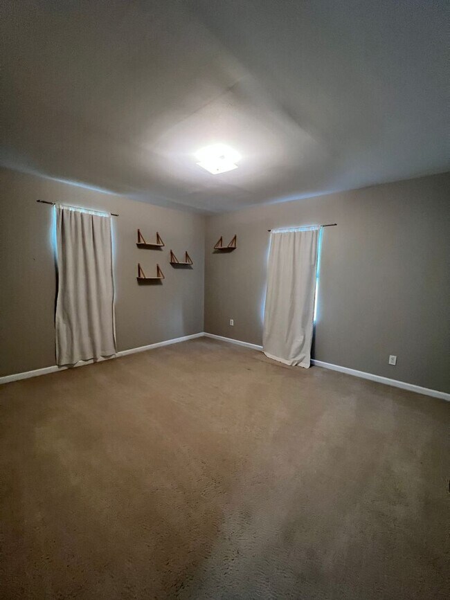 Building Photo - Conveniently Located 4 Bed/2 Bath Home-Central AC and Heat-Available 3/01!