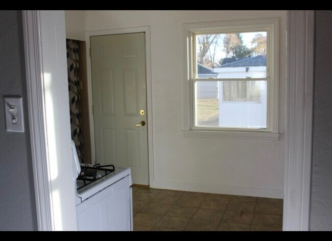 Kitchen area - 2716 Duluth St