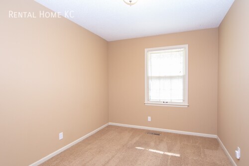 Building Photo - Beautifully updated split level with Finis...