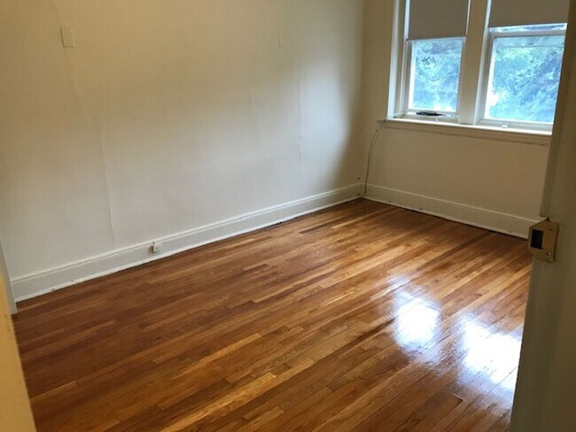 Building Photo - 9/1 HUGE 4 BED SPLIT $937.00 PER PERSON  N...