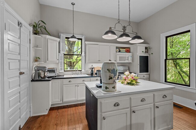 Building Photo - 802 N Poplar St