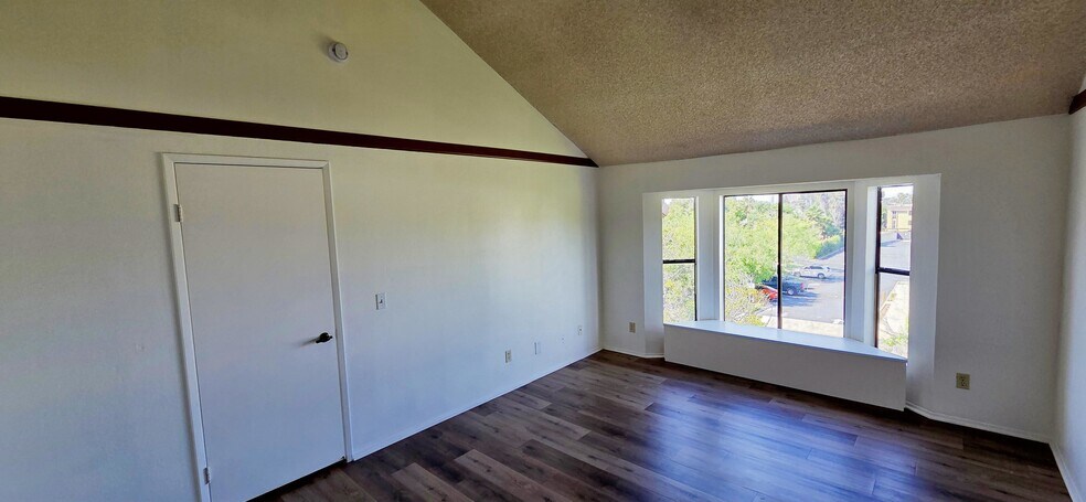 Building Photo - 376 Center St