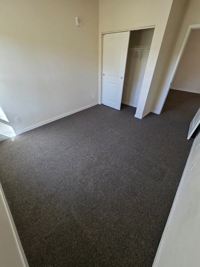 Building Photo - 2 Bedroom | 1 Bathroom 2nd Floor Apartment Available RIGHT NOW!