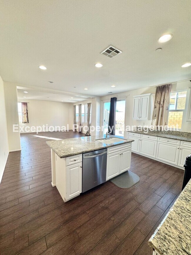 Building Photo - Read to move in 4 bedroom 3 bath home with a den