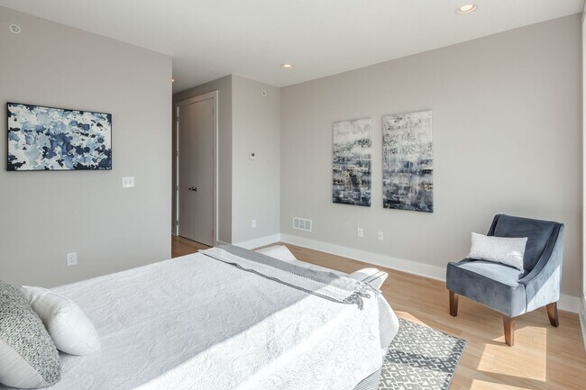 Building Photo - Northern Liberties 4 Bedroom Townhome