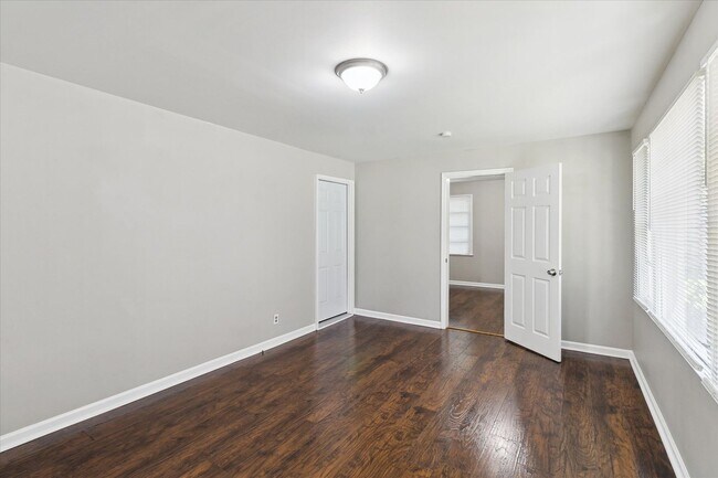 Building Photo - 1608