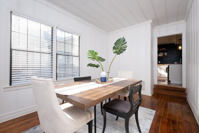 Building Photo - Updated 3-Bedroom Home with Fully Equipped Kitchen & Washer/Dryer in Great Neighborhood!