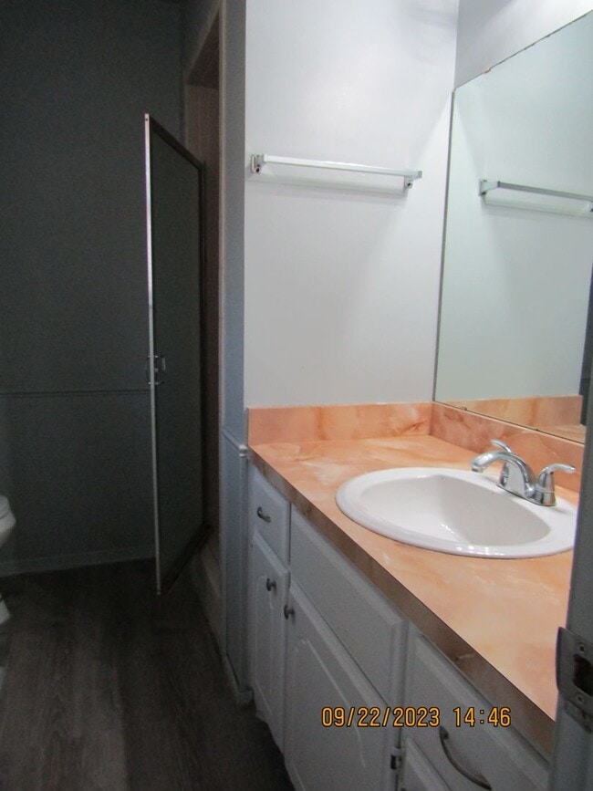 Building Photo - Very nice spacious home located in the Eis...