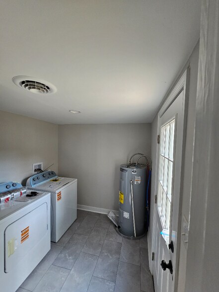 Building Photo - 8603 Ackley Ave