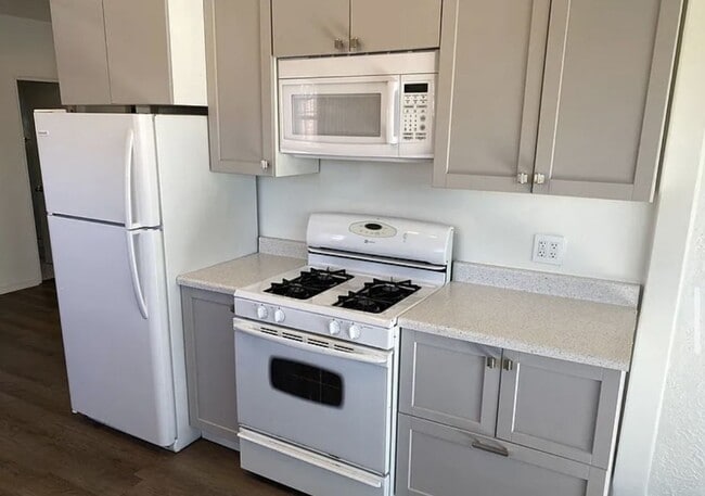 Building Photo - Charming 2 Bed, 1 Bath Home with Modern Up...