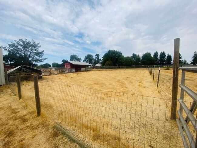 Building Photo - Charming Country Property with Option to L...