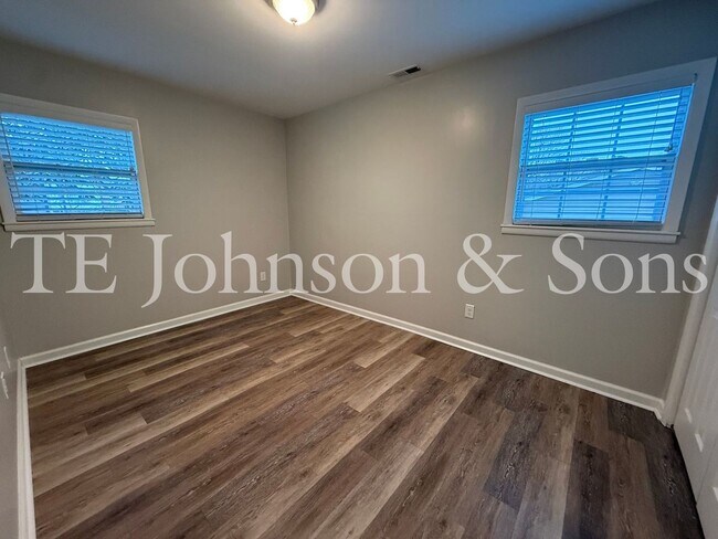 Building Photo - Modern Comfort with a Fenced Yard in Winston-Salem