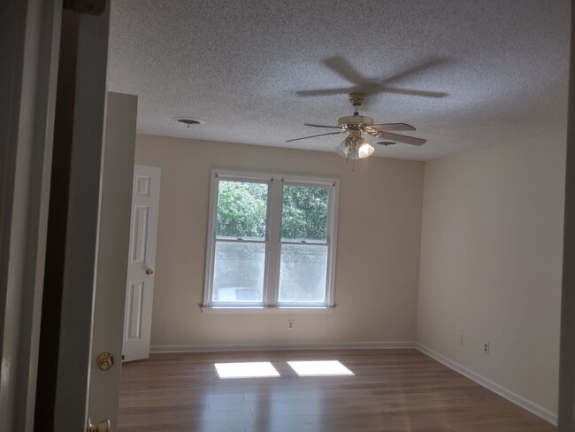 Building Photo - Wonderful Three Bedroom Home in Northeast ...