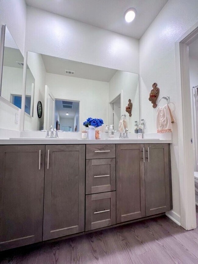 Building Photo - Stunning 2021 built 4 bedroom home for LEA...
