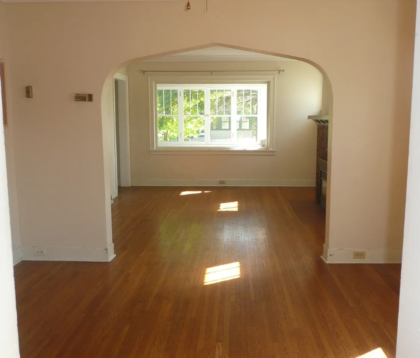 Building Photo - 1307 N 20th Ave E