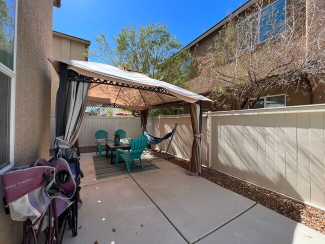 Building Photo - ABSOLUTELY AMAZING! Large 4 bedroom 2 stor...