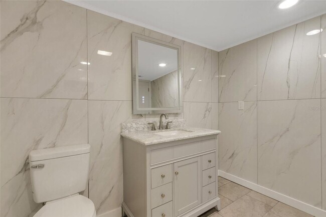 Building Photo - 2 Bed 2 Bath Unfurnished Condo - Sarasota