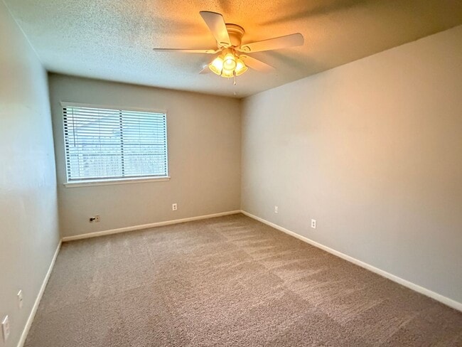 Building Photo - Spacious 2/2 rental home