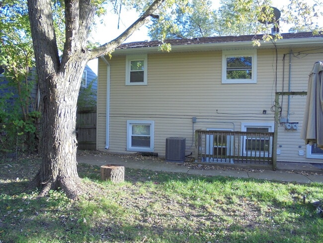 Building Photo - 320 Pine Ave