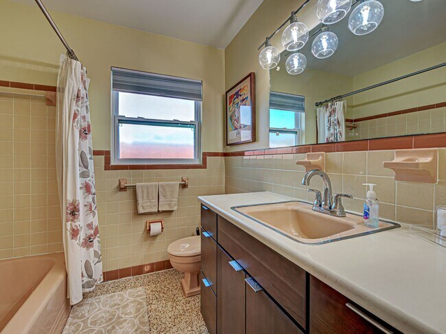 Building Photo - Seasonal Rental Near Venice – Pet-Friendly...
