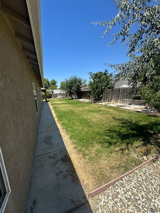 Building Photo - 909 E Olive Ave