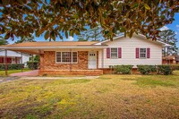 Building Photo - Bi-Level Home well maintained, ready for r...