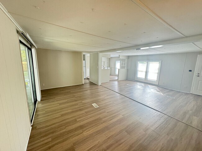 Building Photo - Large 3bd/2ba House across from Afton Vill...
