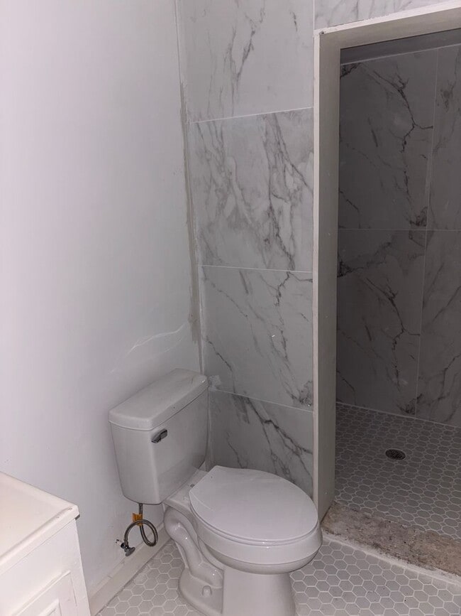 Building Photo - Newly renovated 3 bed 2 bath home in priva...