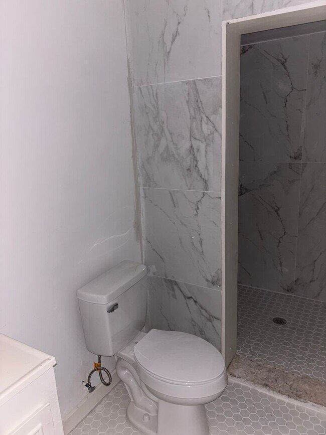 Building Photo - Newly renovated 3 bed 2 bath home in private area