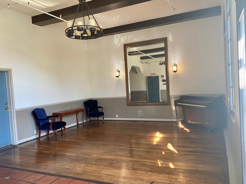 Building Photo - 545 S Hobart Blvd