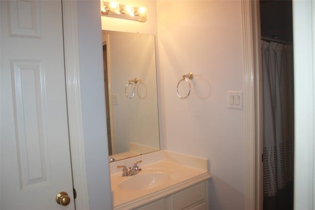 Building Photo - 3206 E Park At Beverly Hills