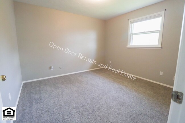 Building Photo - Now available 2 bedroom unit!