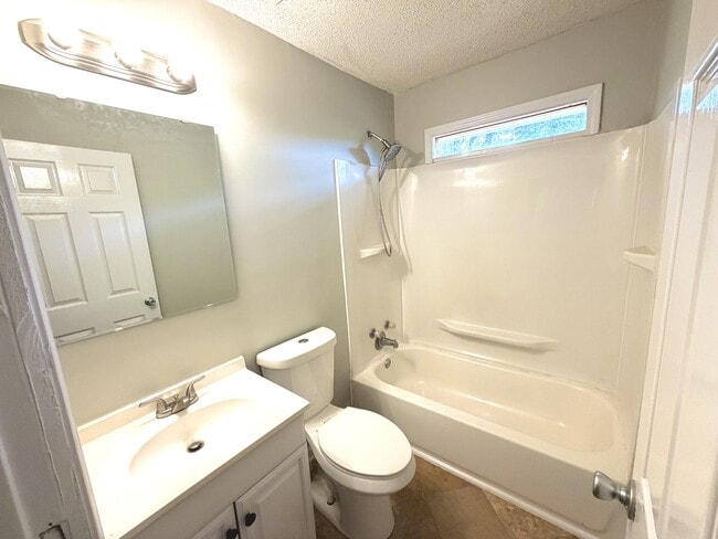 Building Photo - 124 Riverview Ct