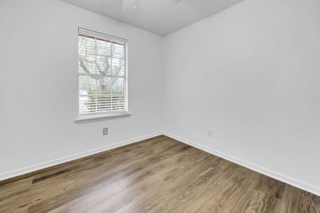 Building Photo - 1020 Pinetree Rd