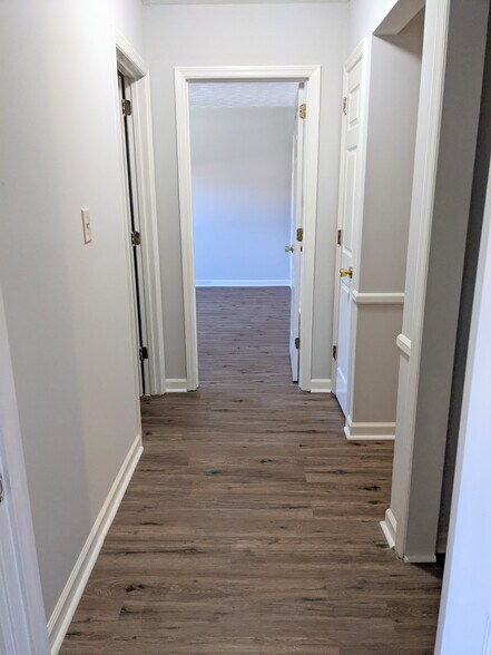 Upstairs hallway as viewed from entrance of Left Bedroom. - 3221 Hunters Point Dr