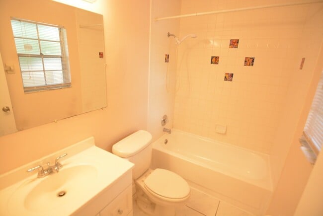 Building Photo - East Orlando 3/2 duplex. TILE FLOORS, Fresh paint, community pool!