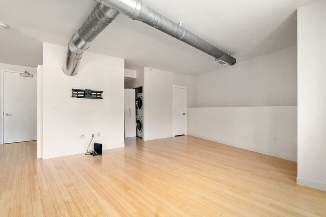 Building Photo - 245 Heath St