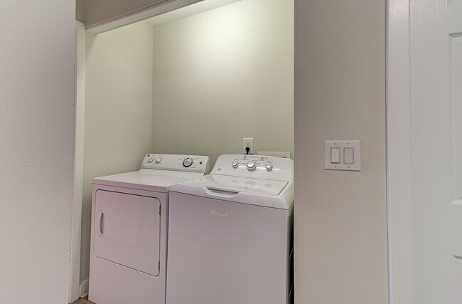 Building Photo - Condo in Tara Court Available for Rent!