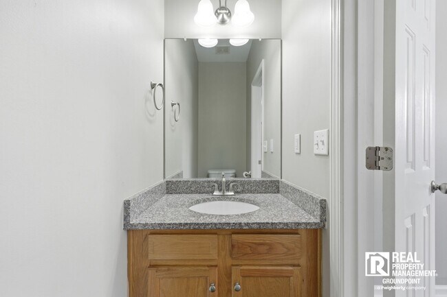 Building Photo - 3 Bedroom End Unit Townhome Near Dorchester and Ladson Road